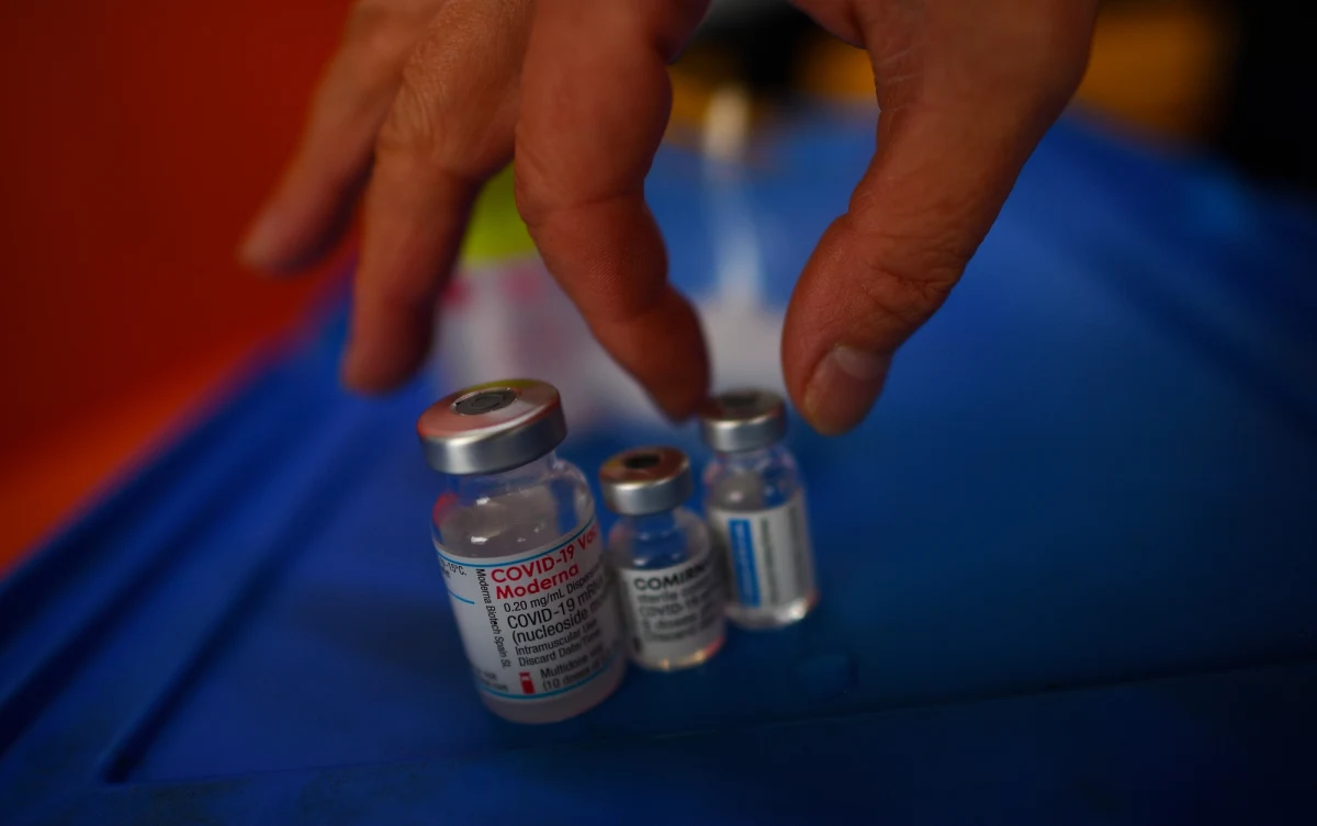 Obecnie certyfikaty z tytułu szczepienia trzecią dawką nie są jeszcze generowane. Wszystkim szczepionym dawką przypominającą podawany jest proparat Comirnaty Pfizer-BioNTech - niezależnie od rodzaju szczepionki przyjętej wcześniej podczas szczepienia podstawowego pierwszą i drugą dawką.