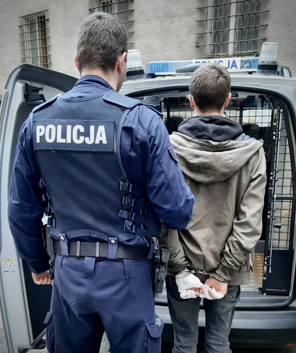 ​19-letni mieszkaniec Piły (woj. wielkopolskie) postanowił spełnić groźby, które kierował już wcześniej wobec swojej matki; w ub. czwartek oblał benzyną drzwi jej mieszkania, a później je podpalił. Podczas akcji gaśniczej ewakuowano 30 osób. Mężczyzna trafił do aresztu.