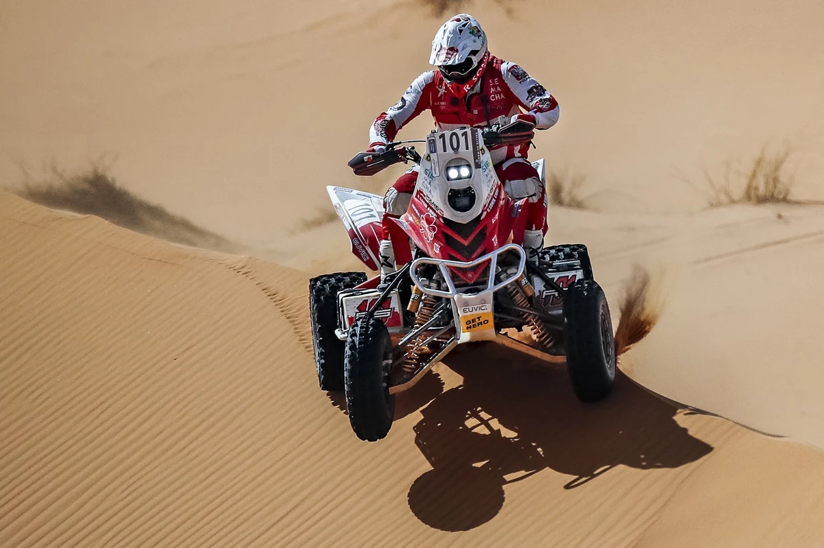 Sahara ma wiele twarzy, a na drugim i trzecim etapie tegorocznego Rajdu Maroka pokazała się zawodnikom zarówno z tej najpiękniejszej, jak i niezbyt atrakcyjnej strony. Na malowniczych, piaszczystych wydmach Rafał Sonik czuł się doskonale. Z kolei trzeciego dnia, na najdłuższym oesie mógł skoncentrować się na nawigacji i bezbłędnej jeździe, bo otoczenie nie przyciągało raczej uwagi. Bardzo dobry okazał się za to wynik sportowy, bo Polak awansował na trzecią lokatę.