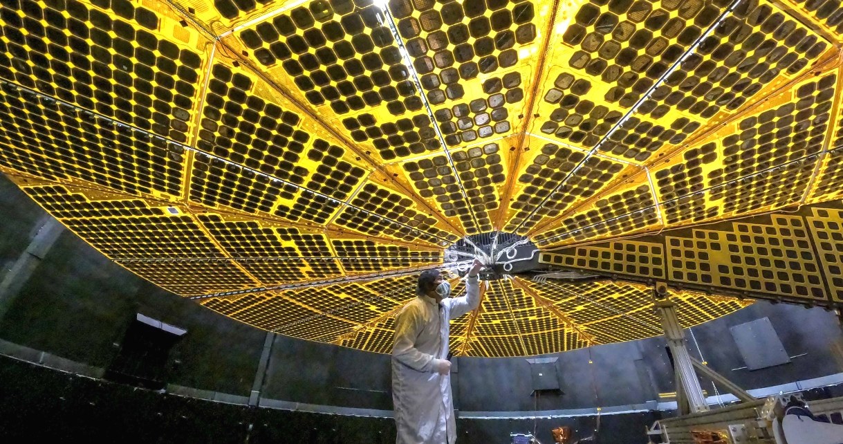 Sonda Lucy będzie wyposażona w największe w historii okrągłe panele solarne. Amerykanie czynią ostatnie przygotowania do wielkiej misji zbadania Planetoid Trojańskich, orbitujących pomiędzy Marsem a Jowiszem.