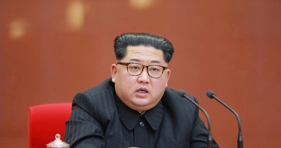 Przywodca Korei Płn. Kim Dzong Un oskarżył USA o wywoływanie napięć i destabilizowanie sytuacji na Półwyspie Koreańskim oraz o niepodejmowanie działań mających udowodnić brak wrogich zamiarów wobec jego kraju. Zapowiedział też stworzenie "niezwyciężonej" armii - przekazały północnokoreańskie media.