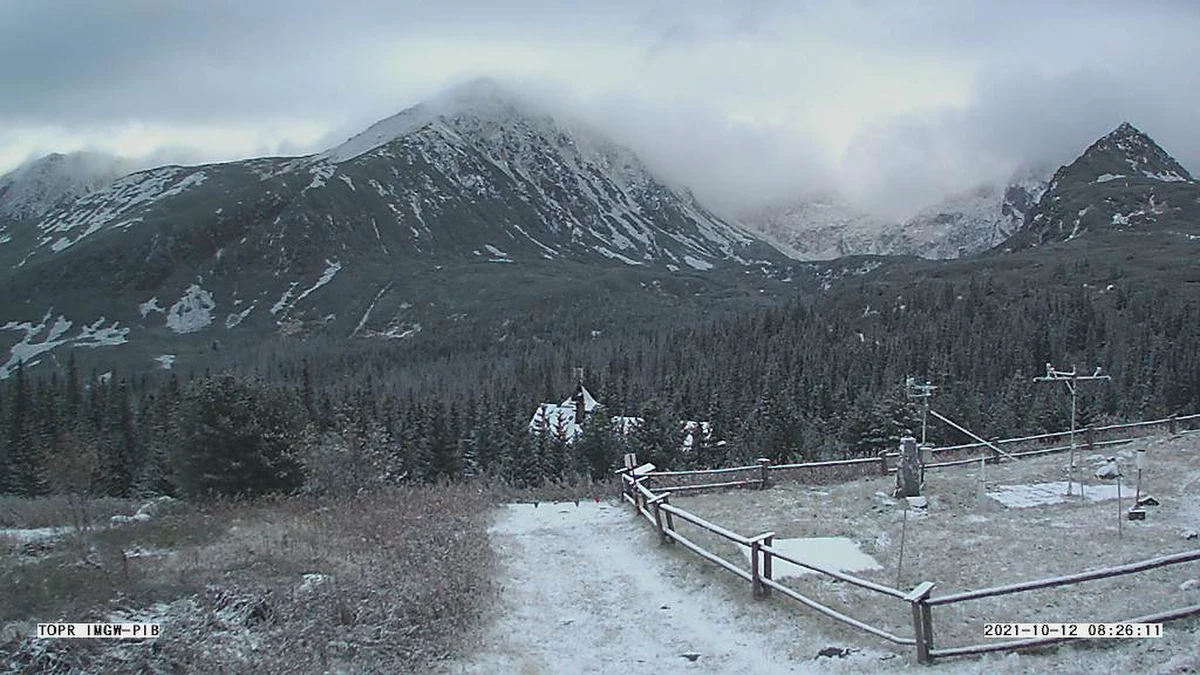 W Tatrach panują niekorzystne warunki do uprawiania turystyki. Na szczytach w nocy z poniedziałku na wtorek spadł śnieg. Na szlakach występują oblodzenia - ostrzega we wtorek Tatrzański Park Narodowy (TPN).

