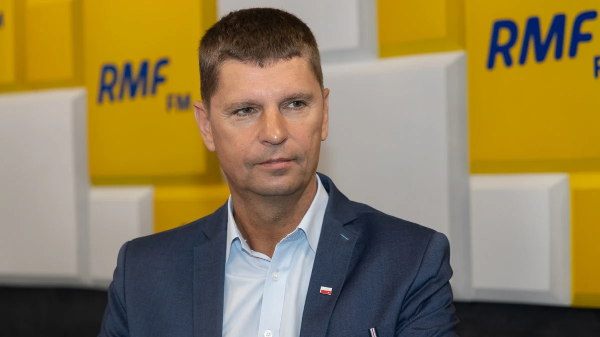 "Podwyższymy pensje nauczycielom od 1 września przyszłego roku. Taki jest plan, minister Czarnek przedstawił to kilkanaście dni temu. Chcemy, aby nauczyciele mogli więcej zarabiać" - zadeklarował w Porannej rozmowie w RMF FM Dariusz Piontkowski. "Podwyżka tylko o 100 zł nauczycielom dyplomowanym i mianowanym kosztuje grubo ponad miliard zł" - dodał wiceminister edukacji i nauki. 