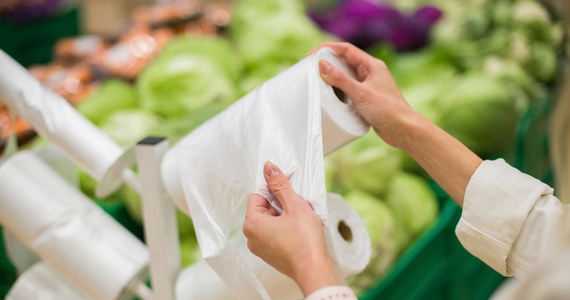 Francja wprowadza od nowego roku zakaz pakowania warzyw i owoców w plastikowe worki, tzw. zrywki. Na początek opublikowano listę 30 produktów objętych zakazem. Każdego roku lista ta będzie poszerzana. W Polsce zrywki są nadal bardzo popularne. Jest jednak grupa posłów, które chce się z nimi rozprawić.   
