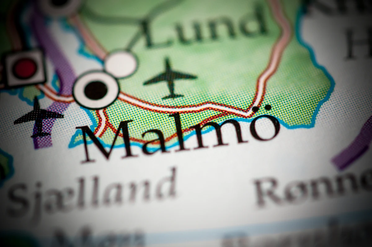 Policja zamknęła niemal całe Malmoe, wstrzymana została komunikacja miejska, wyjścia do studzienek kanalizacyjnych są przyspawane. Do miasta ściągnięto posiłki z całej Szwecji. Wszystko z obawy przed protestami i ewentualnym zamachem w związku z odbywającą się w tym mieście międzynarodową konferencją na temat Holokaustu.