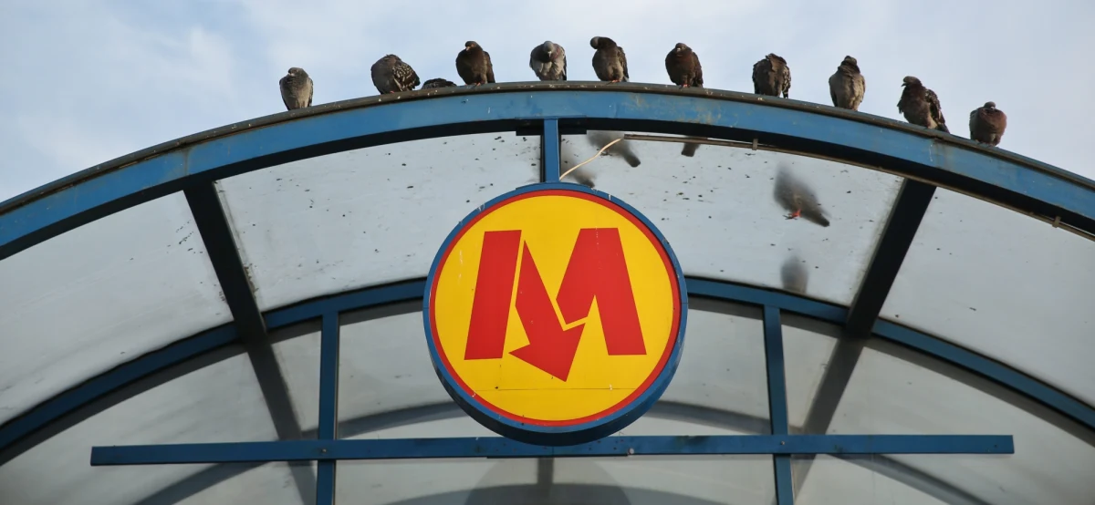 Zakończyły się już utrudnienia w kursowaniu pociągów warszawskiego metra. Z powodu zadymienia w tunelu czasowo wyłączono z ruchu 10 stacji.