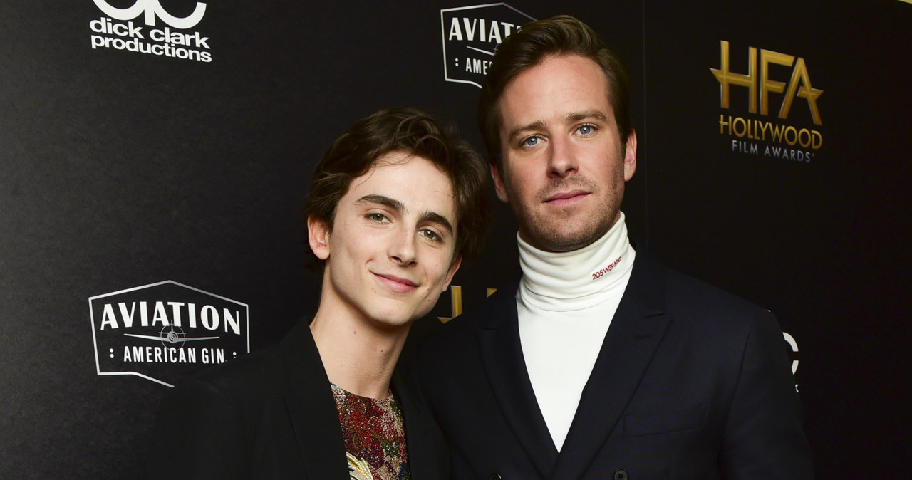 Swoją karierę Timothee Chalamet rozpoczął od roli w filmie „Tamte dni, tamte noce”, w którym wcielił się w kochanka starszego od siebie mężczyzny granego przez Armiego Hammera. Aktualnie Chalamet jest jednym z najgorętszych nazwisk w branży, a Hammer musi stawać czoła oskarżeniom o kanibalizm i przemoc seksualną. Teraz młody gwiazdor po raz pierwszy publicznie skomentował tę sprawę. Bardzo dyplomatycznie.