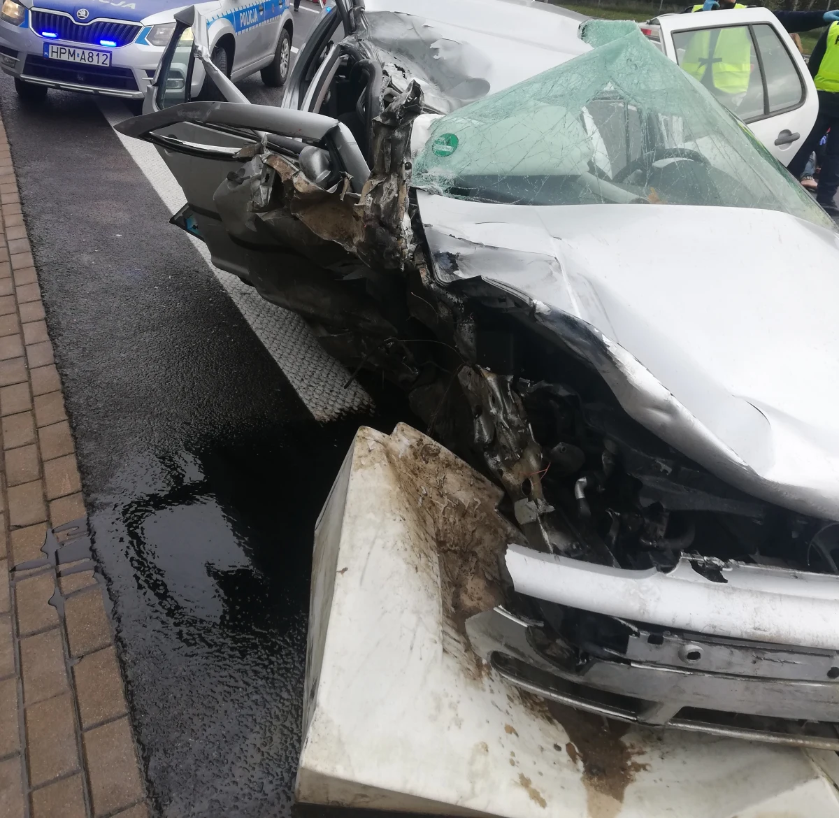 Jedna osoba zginęła, a trzy zostały ranne w wypadku, do którego doszło w Wasilkowie na drodze krajowej nr 19 na Podlasiu. W zdarzeniu brało udział auto osobowe, którym – według wstępnych informacji – podróżowali migranci. Jego kierowca nie zatrzymał się do policyjnej kontroli.