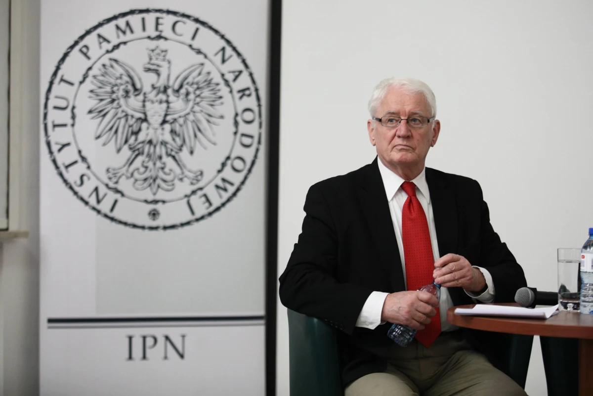 Odwołania Krzysztofa Wyszkowskiego ze stanowiska doradcy wojewody pomorskiego chcą opozycyjni parlamentarzyści z Pomorza. Apel w tej sprawie złożyli dziś w sekretariacie Dariusza Drelicha. To odpowiedź na skandaliczny wpis, który Wyszkowski w niedzielę umieścił na Twitterze. "Ci powstańcy stają po stronie Dirlevangera" – napisał, komentując udział sanitariuszki Powstania Warszawskiego, Wandy Traczyk-Stawskiej w niedzielnym, prounijnym wiecu organizowanym przez Donalda Tuska. 