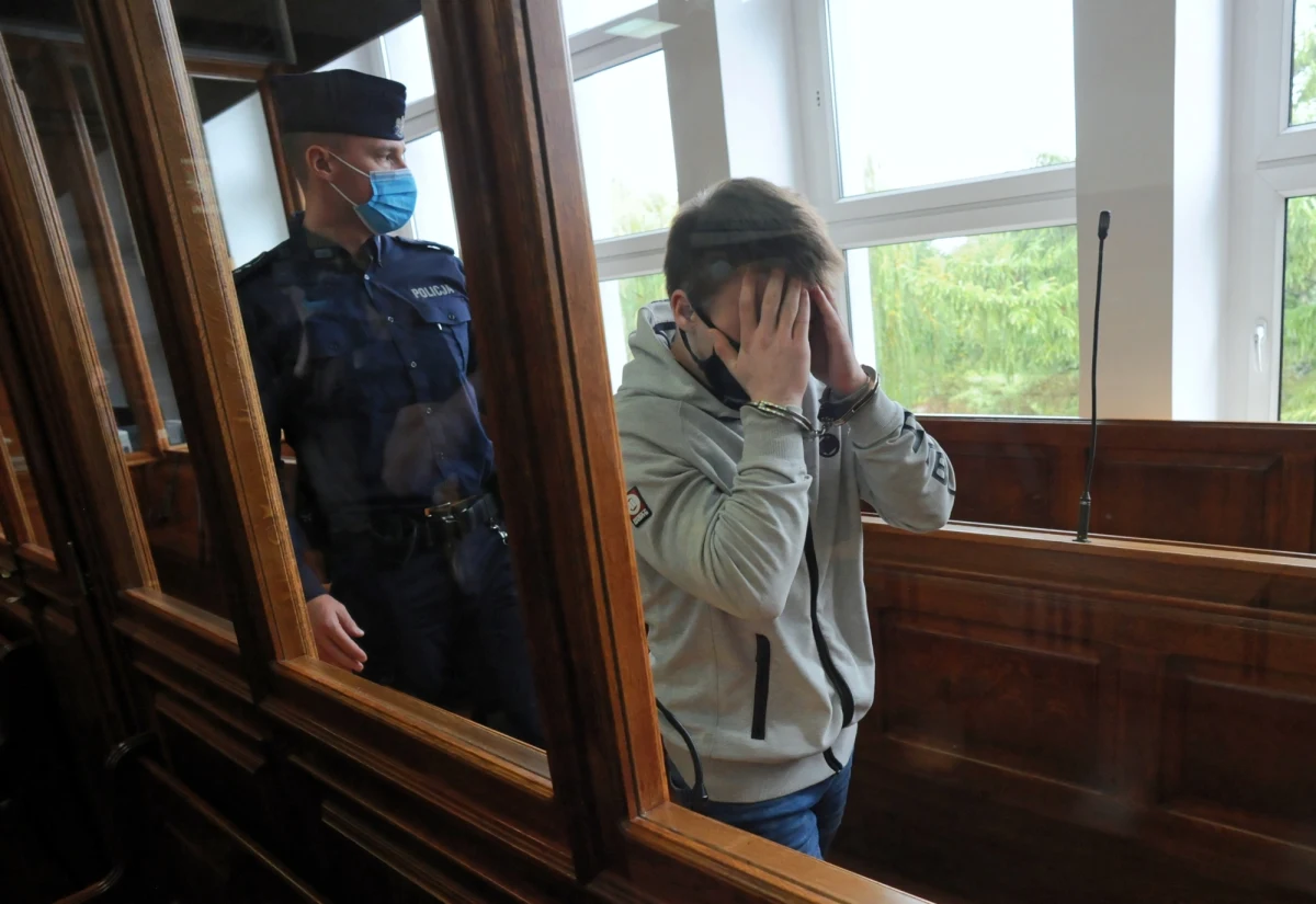 Sąd Okręgowy w Koszalinie skazał we wtorek 19-letniego Adriana W. na 15 lat więzienia za zabójstwo kolegi, 16-letniego Sebastiana J. Oskarżony był sądzony jak dorosły, choć w chwili popełniania zbrodni był niepełnoletni.