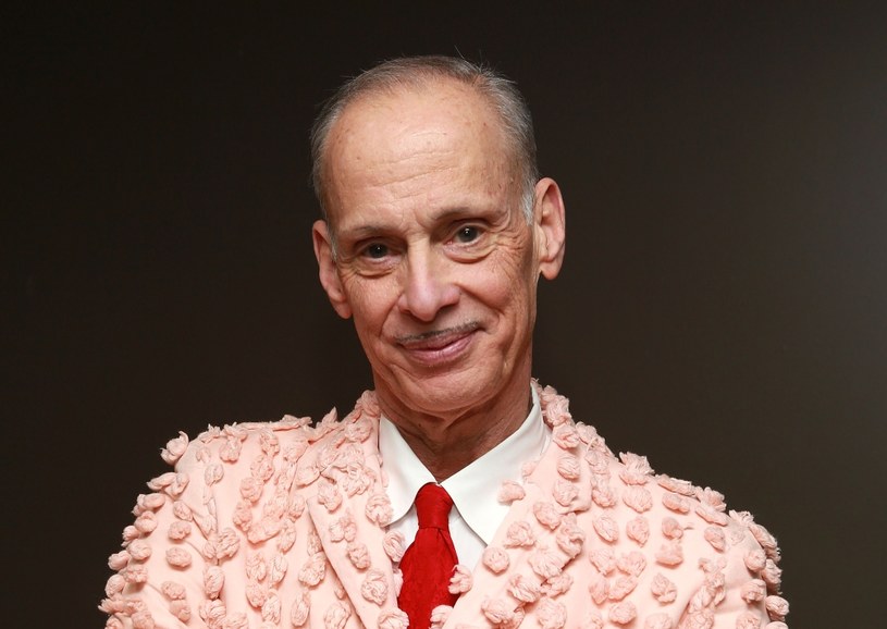 John Waters, twórca takich filmów jak głośne „Różowe flamingi” czy „W czym mamy problem”, martwi się o to, że kino artystyczne znajduje się obecnie w zupełnym odwrocie. Odpowiedzialnością za taki stan rzeczy obarcza młodych filmowców, którzy jego zdaniem nastawieni są na tworzenie wysokobudżetowych widowisk. A to jego zdaniem „cholerny wstyd”. Jeszcze gorsze zdanie Waters ma jednak o J.K. Rowling.