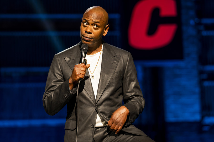 Szerokim echem odbił się nowy program komediowy Dave’a Chappelle’a „The Closer”, który na początku października zadebiutował na platformie streamingowej Netflix. Żarty komika z osób transpłciowych nie spodobały się jednej z pracownic Netfliksa, transpłciowej Terrze Field, która wyraziła swoje oburzenie na portalu społecznościowym Twitter. Jak się teraz okazuje, Terra Field, wraz z dwójką innych pracowników Netfliksa, została potem zawieszona za próbę wtargnięcia na ważne spotkanie szefostwa firmy.