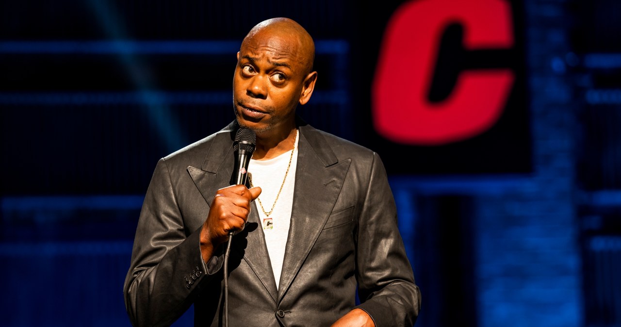 Szerokim echem odbił się nowy program komediowy Dave’a Chappelle’a „The Closer”, który na początku października zadebiutował na platformie streamingowej Netflix. Żarty komika z osób transpłciowych nie spodobały się jednej z pracownic Netfliksa, transpłciowej Terrze Field, która wyraziła swoje oburzenie na portalu społecznościowym Twitter. Jak się teraz okazuje, Terra Field, wraz z dwójką innych pracowników Netfliksa, została potem zawieszona za próbę wtargnięcia na ważne spotkanie szefostwa firmy.