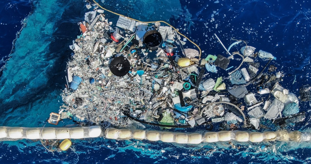 Projekt Ocean Cleanup rozpoczął sprzątanie Wielkiej Pacyficznej Wyspy Śmieci. Waży ona niewyobrażalne 120 tysięcy ton i ma powierzchnię ok. 1,6 miliona kilometrów kwadratowych, czyli blisko 5-krotnie większą niż Polska. Nie jest jedyną na wszystkich morzach i oceanach świata.