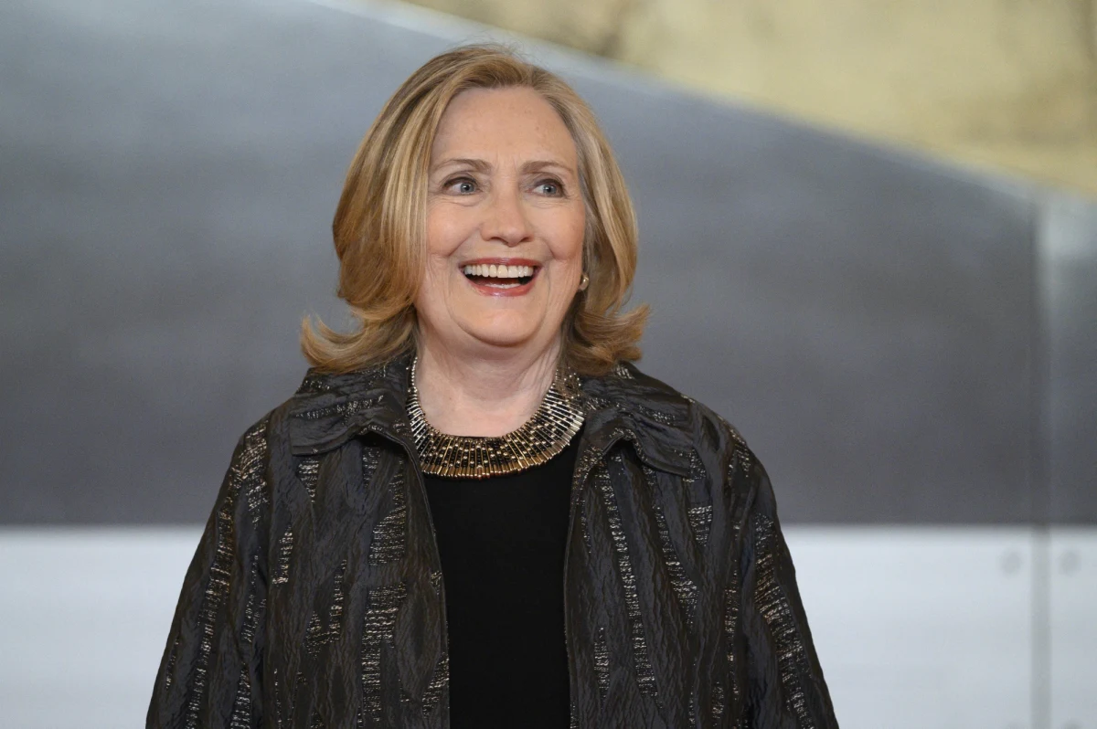 Powieść "State of terror" napisana przez byłą Pierwszą Damę USA Hillary Clinton oraz kanadyjską autorkę kryminałów Louise Penny trafiła do amerykańskich księgarń. Książka opowiada o działaniach fikcyjnej szefowej dyplomacji wobec globalnego spisku terrorystycznego.