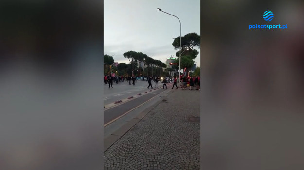 Kibice zgromadzeni pod stadionem w Tiranie przed meczem Albania - Polska starli się ze sobą. Interweniowała policja.