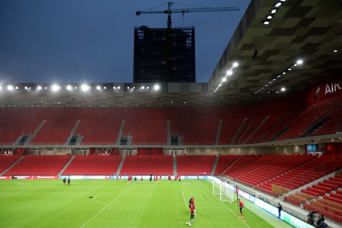 Dwa incydenty przed meczem eliminacji do piłkarskiego mundialu Polska - Albania. W czasie jednego polscy kibice zostali obrzuceni najprawdopodobniej butelkami. Spotkanie rozpocznie się o godz. 20:45.