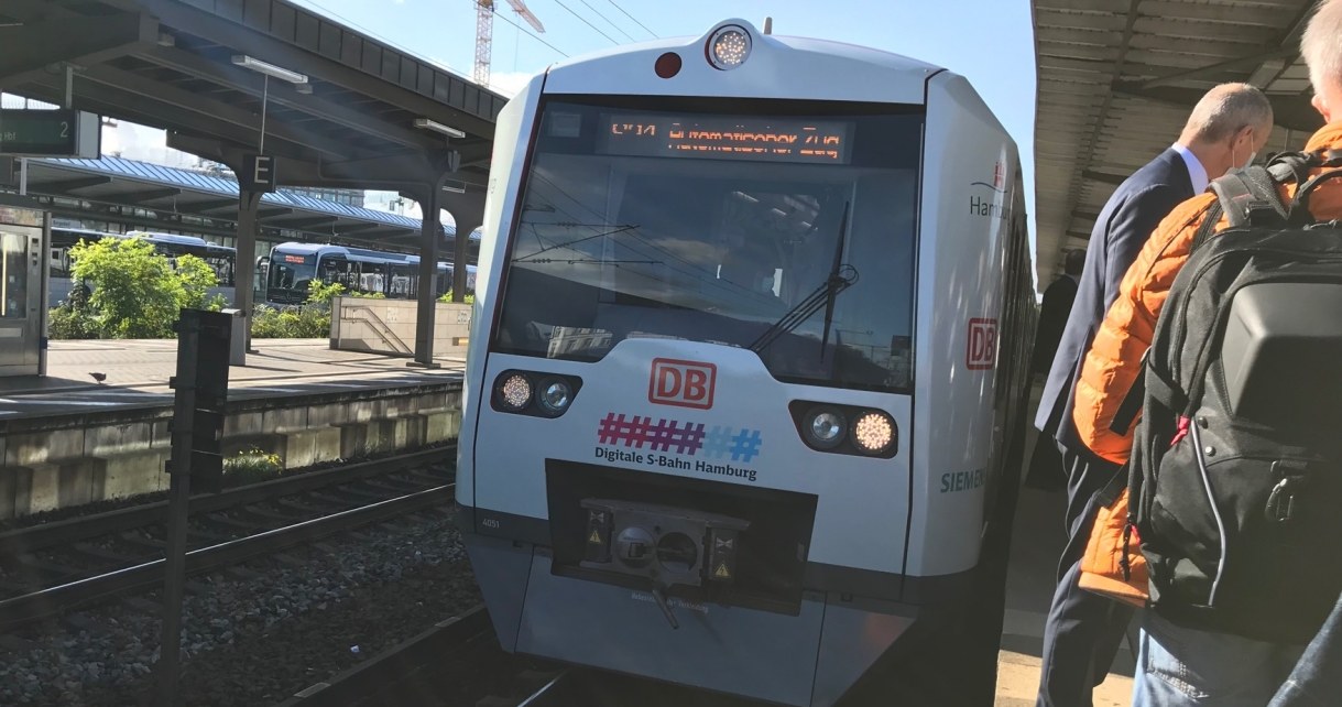 Takie niesamowite plany ogłosił rząd Niemiec. Deutsche Bahn i firma Siemens właśnie przeprowadziły w pełni pomyślny test autonomicznych kolejek miejskich S-Bahn. Ale to nie wszystko. Odbył się też pierwszy test autonomicznego składu towarowego.
