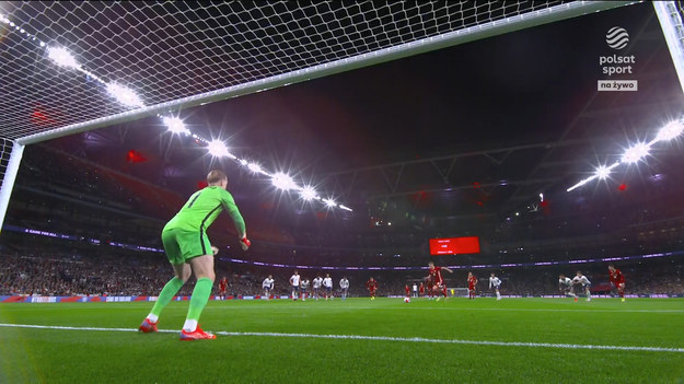 Anglicy otwierają grupę I i są już bardzo blisko awansu do przyszłorocznego mundialu w Katarze. Jedyne punkty i bramki stracili w konfrontacji z Polakami (2-1 i 1-1). 

W poprzedniej serii gier "Synowie Albionu" rozgromili na wyjeździe Andorę 0-5. Węgrzy z kolei ulegli w Budapeszcie Albanii 0-1. W ten sposób najprawdopodobniej zaprzepaścili szansę na udział w mundialu.  

We wrześniu Anglia rozgromiła "Madziarów" na ich obiekcie 4-0. Do siatki trafiali wówczas Sterling, Kane, Maguire i Rice. Jak będzie dzisiaj?  

Pierwszy kwadrans nie przyniósł niespodzianki. Węgrzy zostali zamknięci w strefie obronnej i tylko sporadycznie próbują wysokiego pressingu. Najwięcej zagrożenia pod ich  bramką stwarza Harry Kane, ale jak na razie jest skutecznie blokowany w polu karnym gości. 

Kiedy wydawało się, że Anglicy panują nad boiskowym przebiegiem zdarzeń, Shaw faulował w "szesnastce" Negi i arbiter wskazał na jedenasty metr. Do piłki podszedł Sallai i nie zawiódł. 0-1! 


Anglia - Węgry 0-1 - mecz trwa
Bramki: 0-1 Sallai (24. karny) 
