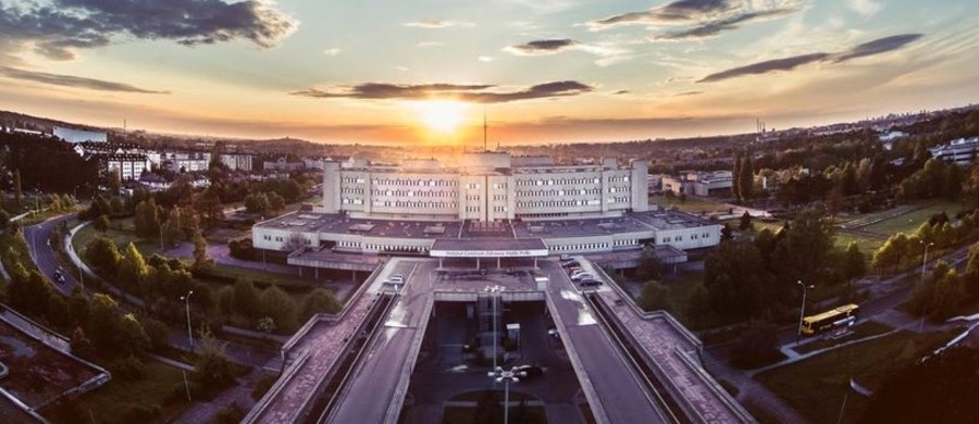 Instytut "Centrum Zdrowia Matki Polki" w Łodzi jest jednym z największych szpitali w kraju. Zajmuje się położnictwem, ginekologią i pediatrią. „Matka Polka to przede wszystkim znany w całej Polsce ośrodek położniczy. Można powiedzieć, że wyszło od nas całkiem spore miasto. Od 1998 do końca 2020 roku odnotowaliśmy ponad 122 tysiące porodów. W tym okresie 8 razy na świat przyszły czworaczki, a 114 razy trojaczki!” – wylicza rzecznik placówki Adam Czerwiński. 