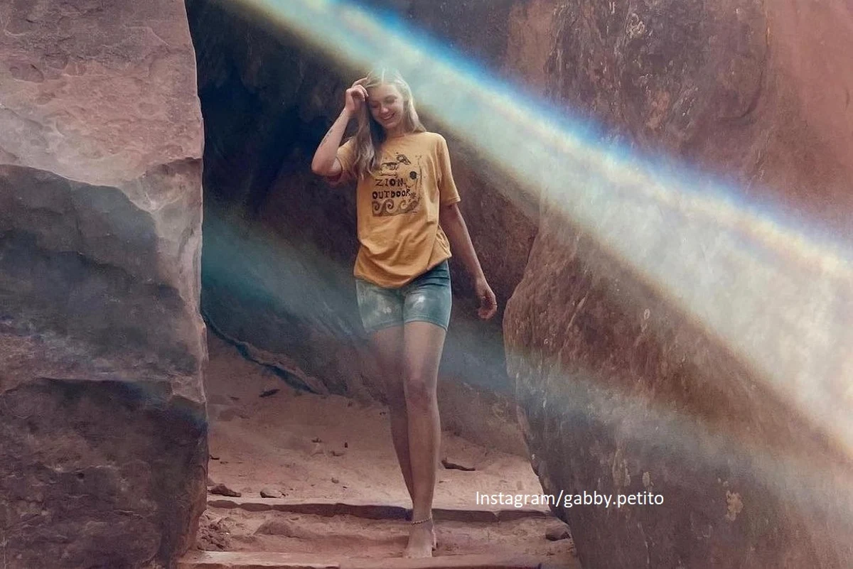 Przyczyną śmierci znanej, amerykańskiej blogerki Gabby Petito było uduszenie – poinformował wczoraj koroner hrabstwa Teton, dr Brent Blue. Jak podkreślił, do śmierci Petito doszło najprawdopodobniej około trzech do czterech tygodni przed datą znalezienia jej ciała, czyli przed 19 września w Bridger-Teton National Forest w stanie Wyoming - informuje CNN. 

