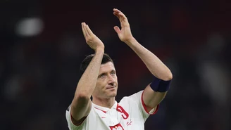 Robert Lewandowski i inni piłkarze dziękują kibicom po meczu Albania-Polska