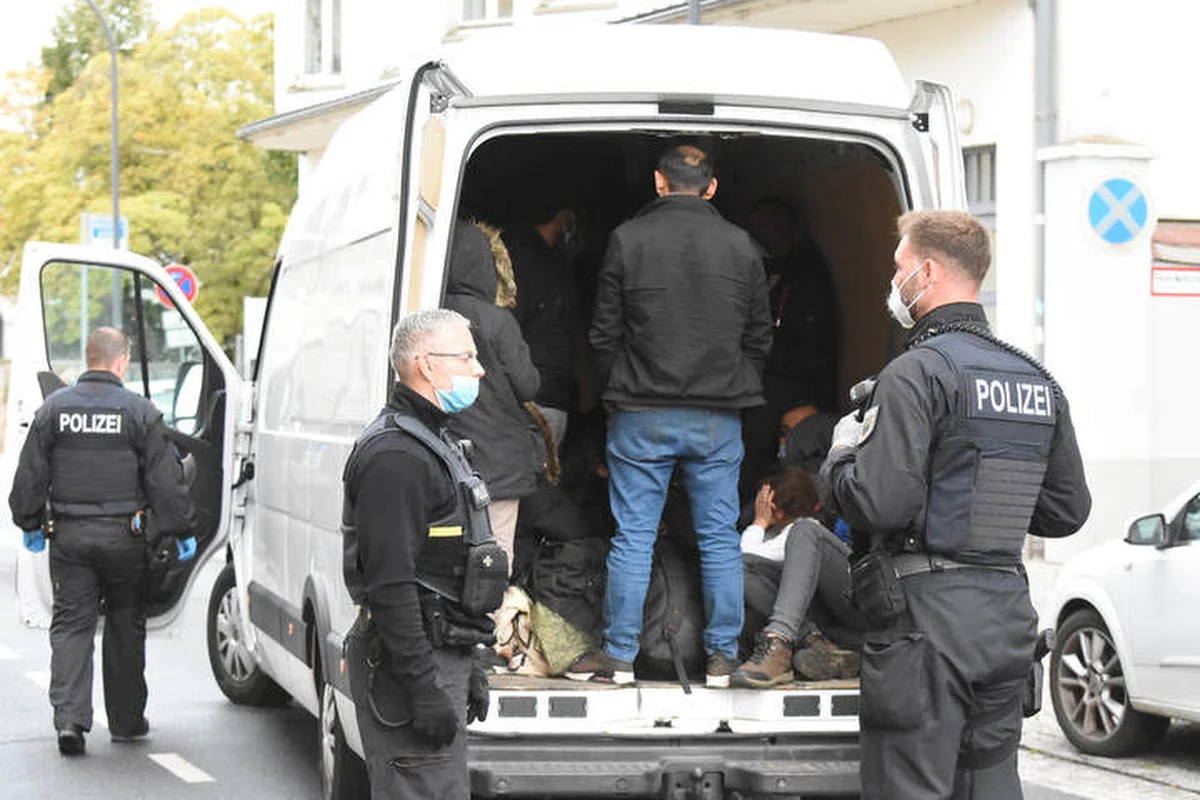 Jedni stali, inni kucali albo siedzieli na podłoże. W Görlitz tuż za polsko-niemiecką granicą tamtejsza policja zatrzymała polskiego busa wypakowanego migrantami. Jak pisze "Bild", było to 25 osób, wśród nich kobiety i dzieci.