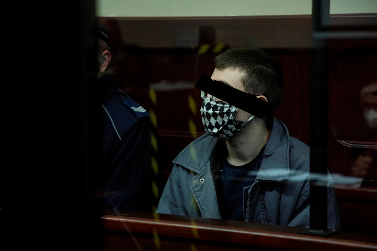 Przed świdnickim sądem rozpoczął się w środę proces 20-letniego Marcelego C, oskarżonego o zabójstwo ze szczególnym okrucieństwem swoich rodziców i młodszego brata. Do zabójstwa doszło w grudniu 2020 r. w Ząbkowicach Śląskich (woj. dolnośląskie).