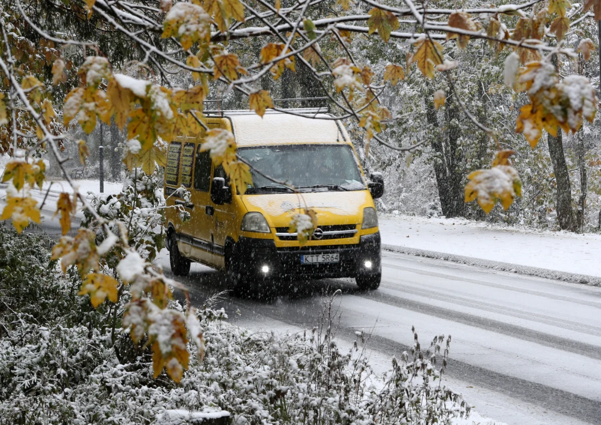 W Zakopanem i części Podhala spadł śnieg. Na razie jednak nie utrudnia kierowcom poruszania się po drogach. Synoptycy zapowiadają, że w ciągu dnia na Podhalu będzie padał deszcz ze śniegiem. 