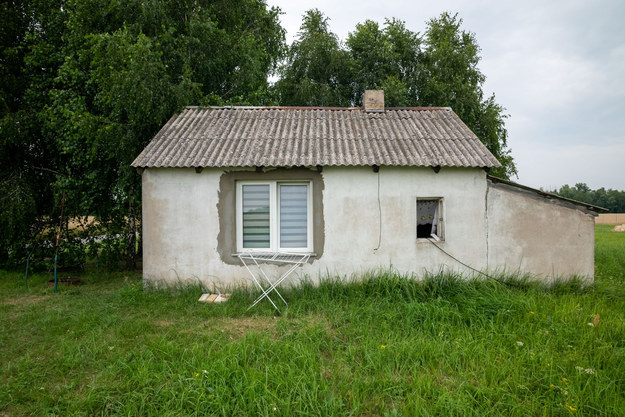 Kijowiec to niewielka wieś w Wielkopolsce. W malusieńkim domku mieszka tu czteroosobowa rodzina, mama Patrycja, tata Jan oraz dzieci: dwunastoletni Mikołaj i trzyletnia Ania. Do dyspozycji mają jeden pokój ogrzewany kozą oraz drugie pomieszczenie, zimne i wilgotne, w którym śpią rodzice. Nie ma łazienki, nie ma prawdziwej kuchni, brak ciepłej wody. Pani Patrycja do niedawna była aktywną, pomagającą wszystkim wokół osobą, pracowała w ośrodku, gdzie zajmowała się leżącymi chorymi. Nagle sama stała się osobą z ograniczoną sprawnością – po udarze spowodowany chorobą tętnic ma niesprawną rękę. Prowadzenie domu bez żadnych udogodnień jest dla niej niezwykle trudne. Pan Jan pracuje dorywczo i stara się sam remontować dom, zrobił instalację elektryczną. Niestety potrzebne jest o wiele, wiele więcej. Do akcji wkracza ekipa NND.

Do zgłoszenia rodziny dołączony był list od 12-letniego Mikołaja.

    "Kochana Pani Kasiu, bardzo proszę o remont naszego domu. Nie proszę ani o laptop, ani o telefon. Tylko chcę mieć swój własny pokój, dla rodziców sypialnię i chciałbym, aby w naszym domu była łazienka. Proszę tez o pokoj dla mojej siotry. Oglądam program „Nasz Nowy Dom” i bardzo mi się podoba. I chciałbym Panią zobaczyć na żywo!"