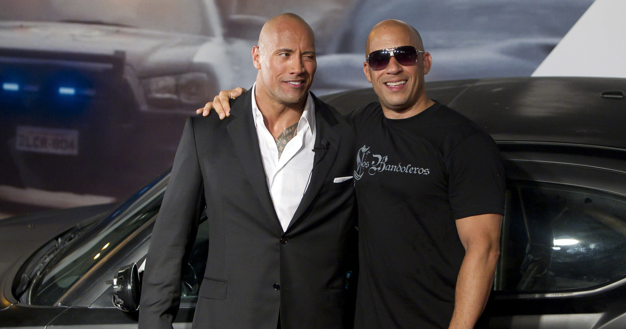 O tym, że Dwayne Johnson i Vin Diesel nie potrafią znaleźć wspólnego języka, wiadomo od dawna. To właśnie konflikt gwiazdorów filmowej serii „Szybcy i wściekli” doprowadził ponoć do rezygnacji „The Rocka” z udziału w 9. części cyklu. Johnson, który w słynnym instagramowym nagraniu zarzucił koledze po fachu tchórzostwo, postanowił odnieść się do ich wieloletniego sporu. Aktor przyznał, że choć żałuje upublicznienia ostrych słów, zdania o Dieselu nie zmienił. „To wywołało wtedy prawdziwą burzę. To nie był mój najlepszy dzień, nie powinienem był mówić o tym publicznie. Co nie zmienia faktu, że mówiłem poważnie i nie wycofuję się z tego” – podkreślił.