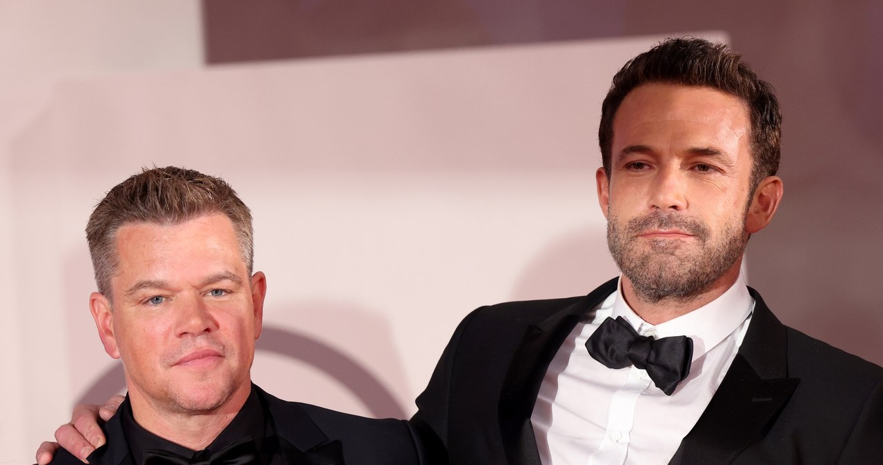 Matt Damon i Ben Affleck grają główne role, a także są współscenarzystami najnowszego filmu Ridleya Scotta zatytułowanego "Ostatni pojedynek". W wywiadzie dla magazynu "Entertainment Tonight" zaprzyjaźnieni ze sobą gwiazdorzy przyznali, że całowali się na planie, ale scena została wycięta z filmu.