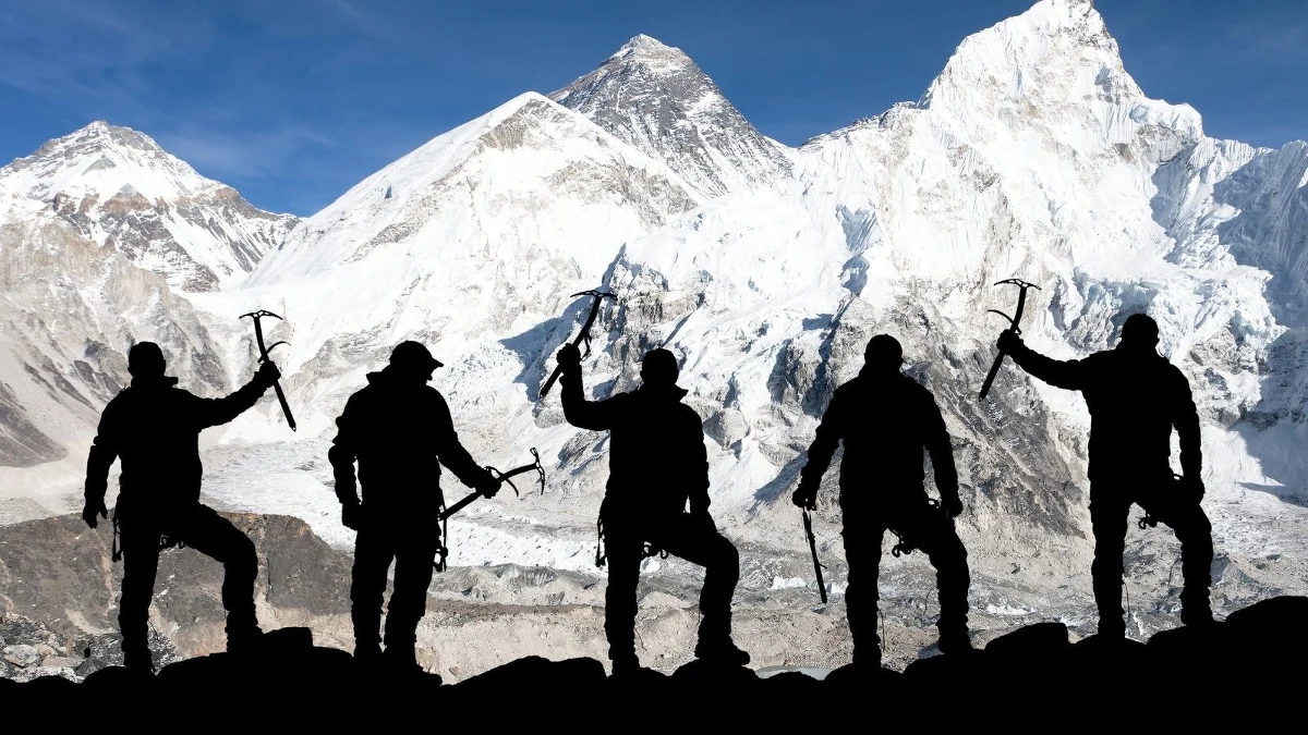 Polscy himalaiści, od dekad związani z azjatyckimi szczytami, nie pozostali obojętni i dołączyli do akcji prowadzonej przez Polską Misję Medyczną. W pomoc dla Afganistanu włączyli się: Piotr Pustelnik, Andrzej Bargiel, Łukasz Kocewiak, Jarosław Botor, Bogusław Magrel i Adam Bielecki.