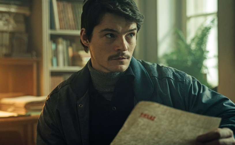 Od 13 października w ofercie Netfliksa dostępny jest film Piotra Domalewskiego "Hiacynt", w którym w głównej roli oglądać możemy Tomasza Ziętka. Aktor, który na potrzeby produkcji zapuścił wąsy, przyznał w rozmowie z Interią, że były one dla jego bohatera "linią demarkacyjną oddzielającą serce od umysłu". Ujawnił też, że po raz pierwszy w karierze pracował z koordynatorem scen erotycznych.