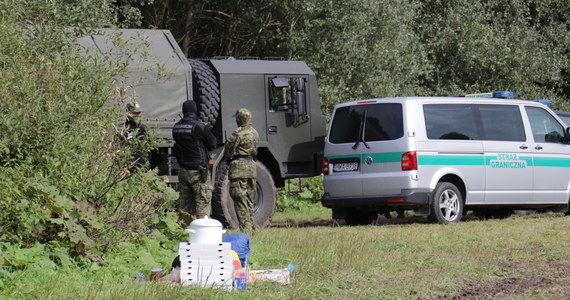 Od kilku dni funkcjonariusze obecni na granicy z Białorusią informują migrantów przez megafon, że za jej nielegalne przekroczenie grozi kara – powiedziała rzeczniczka straży granicznej ppor. Anna Michalska. Wiadomości przekazywane są po angielsku, francusku, arabsku oraz persku.