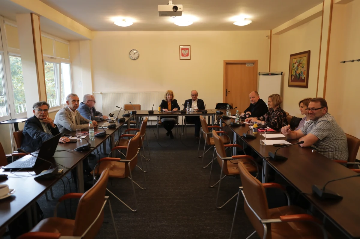 Zdecydowanie odrzucamy propozycje Ministerstwa Edukacji i Nauki z 21 września dotyczące zmian w pragmatyce nauczycielskiej - ogłosili we wspólnym oświadczeniu przedstawiciele ZNP, Forum Związków Zawodowych i oświatowej Solidarności po spotkaniu w Centrum Partnerstwa Społecznego "Dialog".