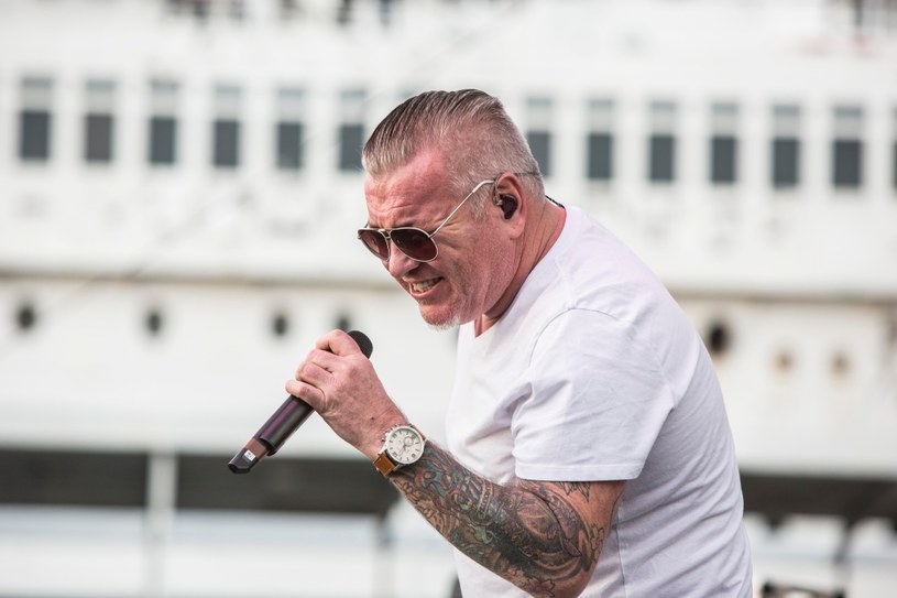 Wokalista rockowego zespołu Smash Mouth - Steve Harwell - ogłosił, że kończy karierę. Stało się to krótko po tym, jak sieć obiegło nagranie z ostatniego koncertu formacji, na którym muzyk był mocno niedysponowany. Zespół w specjalnym oświadczeniu twierdzi, że problemy lidera formacji to wynik problemów zdrowotnych.