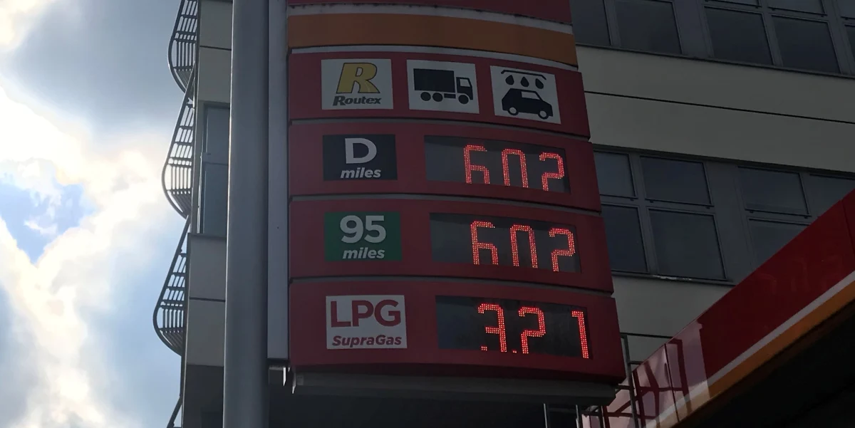 "Nie wiem, co to będzie dalej. Przerobienie auta na gaz przestaje mi się kalkulować" - przyznał naszemu reporterowi kierowca na jednej z warszawskich stacji paliw, tankując gaz LPG w cenie 3,21 zł za litr. To rekord. "W przyszłym roku żywność zdrożeje jeszcze bardziej niż w obecnym" - tak o konsekwencjach sytuacji na globalnym rynku gazu mówi analityk sektora spożywczo-rolnego. 