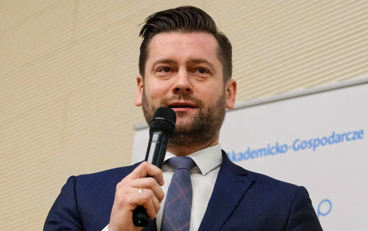 Ministrem sportu zostanie poseł Kamil Bortniczuk, zaś poseł Łukasz Mejza będzie wiceministrem w tym resorcie – potwierdził w rozmowie z PAP prezes PiS Jarosław Kaczyński. Tym samym potwierdziły się wcześniejsze nasze doniesienia – Roch Kowalski informował, że resort sportu ma objąć polityk reprezentujący Adama Bielana i Partię Republikańską.