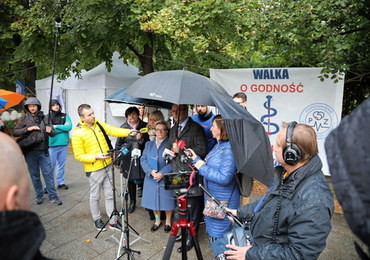 Protestujący w białym miasteczku chcą rozmawiać z premierem