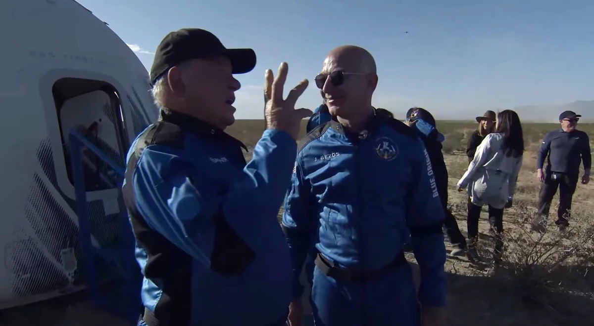 Kanadyjski aktor William Shatner, filmowy Kapitan Kirk z serialu „Star Trek”, dotarł do granicy przestrzeni kosmicznej na pokładzie kapsuły New Shapard wyniesionej przez rakietę Blue Origin. 90-letni Shatner stał się w ten sposób najstarszym uczestnikiem lotów kosmicznych. Kanadyjczyk poleciał na wysokość ponad 100 km z trojgiem innych cywilnych pasażerów kapsuły wyniesionej w kosmos przez rakietę Blue Origin.