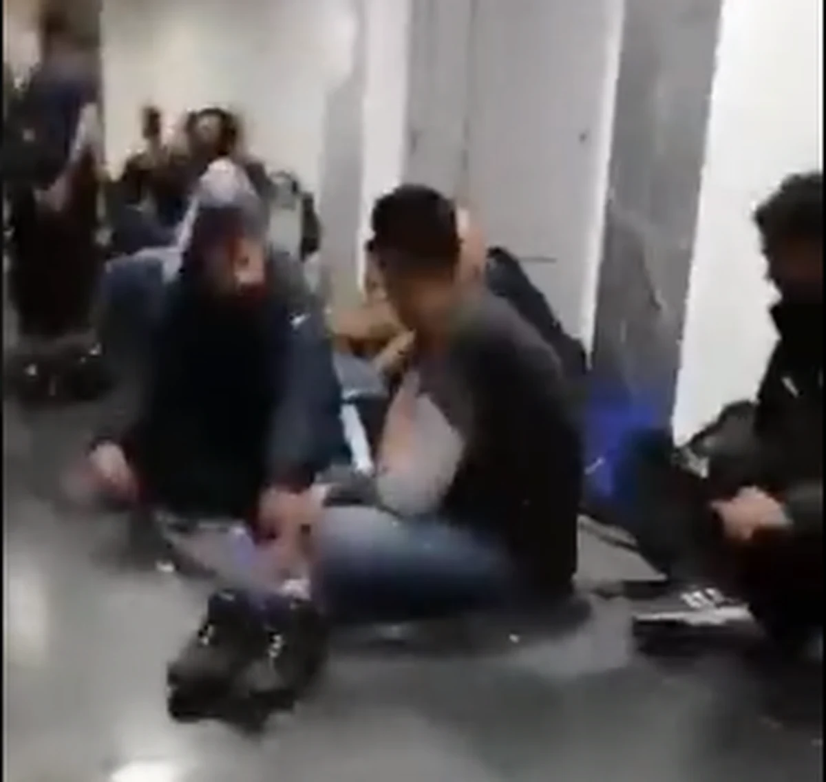 Dziesiątki osób koczują na ławkach i podłodze na lotnisku w Mińsku. Na nagraniu opublikowanym przez serwis Nexta wiać, że to cudzoziemcy. Podpis pod krótkim filmem informuje o całkowitym zablokowaniu portu lotniczego w stolicy Białorusi.