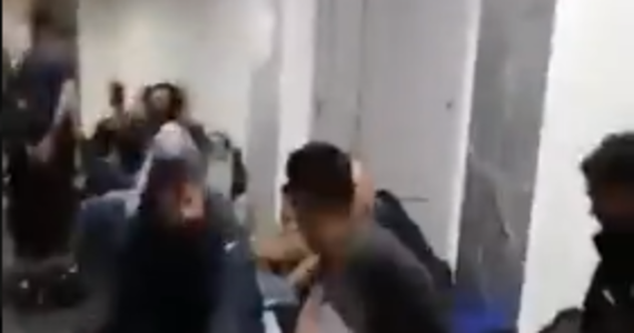 Dziesiątki osób koczują na ławkach i podłodze na lotnisku w Mińsku. Na nagraniu opublikowanym przez serwis Nexta wiać, że to cudzoziemcy. Podpis pod krótkim filmem informuje o całkowitym zablokowaniu portu lotniczego w stolicy Białorusi.