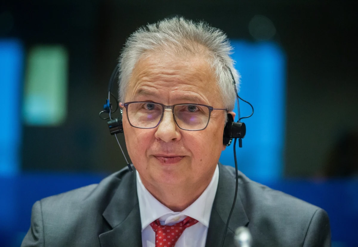 Grupa rządzącego na Węgrzech Fideszu z niepokojem obserwuje, że unijne instytucje przypuściły polityczny atak przeciw Polsce w związku z decyzją Trybunału Konstytucyjnego – oświadczył w komunikacie europoseł Fideszu Laszlo Trocsanyi. Oznajmił, że polski TK w zeszłym tygodniu stwierdził wyższość narodowej konstytucji w tych obszarach, które nie stanowią wyłącznych kompetencji prawa unijnego. 