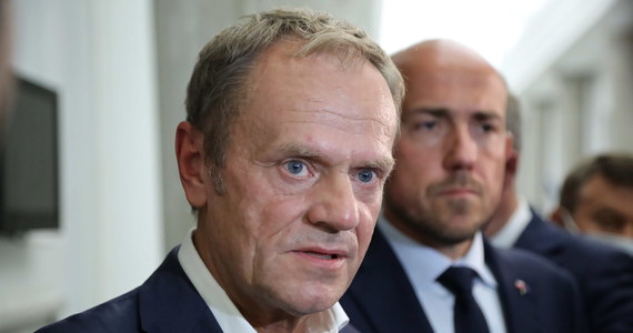 Klub KO będzie przeciw specustawie ws. budowy zapory na granicy z Białorusią - powiedział lider PO Donald Tusk. Ocenił, że intencją władzy jest wydanie blisko 2 mld zł bez żadnej kontroli. Będziemy oczekiwali realnych działań na rzecz uszczelnienia granic - podkreślił.