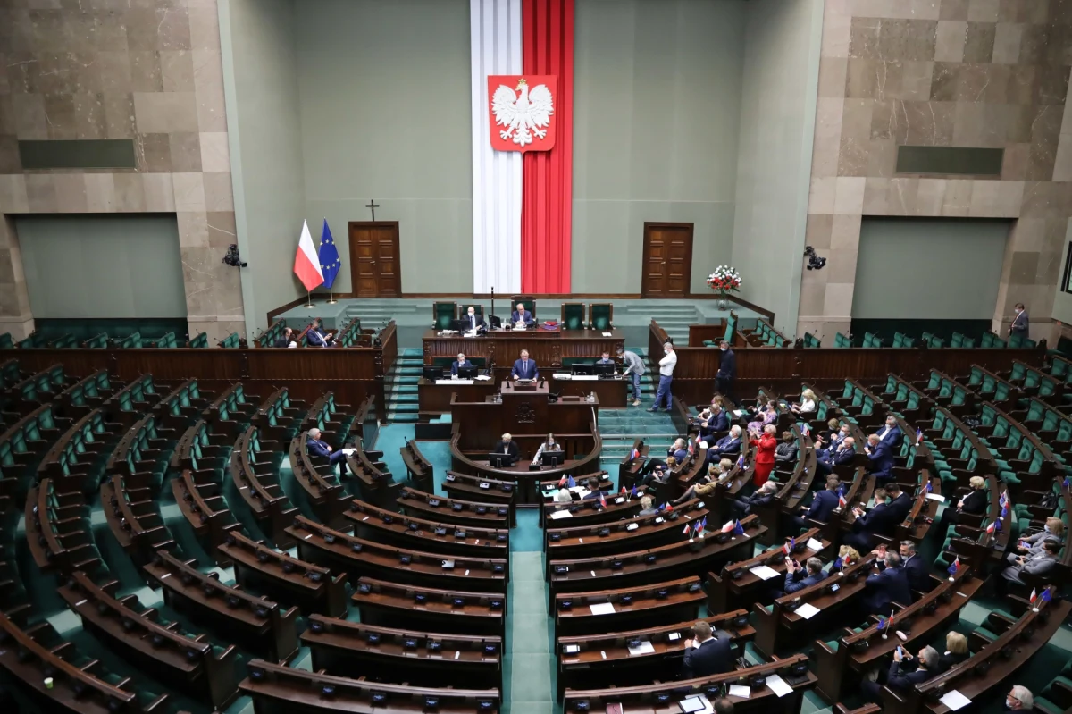 Dzisiaj to Polska jest tym miejscem, gdzie bronimy granicy Unii Europejskiej. Dzisiaj to Polska jest tym miejscem, w którym rozgrywa się najbardziej zajadała wojna hybrydowa - mówił w Sejmie poseł Arkadiusz Czartoryski z PiS-u podczas drugiego czytania projektu ustawy o budowie zabezpieczenia granicy państwowej dotyczącego budowy zapory na granicy z Białorusią. Sejmowe komisje poparły ten projekt ustawy. KO i Lewica zapowiedziały, że nie poprą tego projektu.