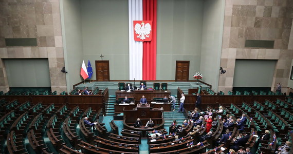 Dzisiaj to Polska jest tym miejscem, gdzie bronimy granicy Unii Europejskiej. Dzisiaj to Polska jest tym miejscem, w którym rozgrywa się najbardziej zajadała wojna hybrydowa - mówił w Sejmie poseł Arkadiusz Czartoryski z PiS-u podczas drugiego czytania projektu ustawy o budowie zabezpieczenia granicy państwowej dotyczącego budowy zapory na granicy z Białorusią. Sejmowe komisje poparły ten projekt ustawy. KO i Lewica zapowiedziały, że nie poprą tego projektu.