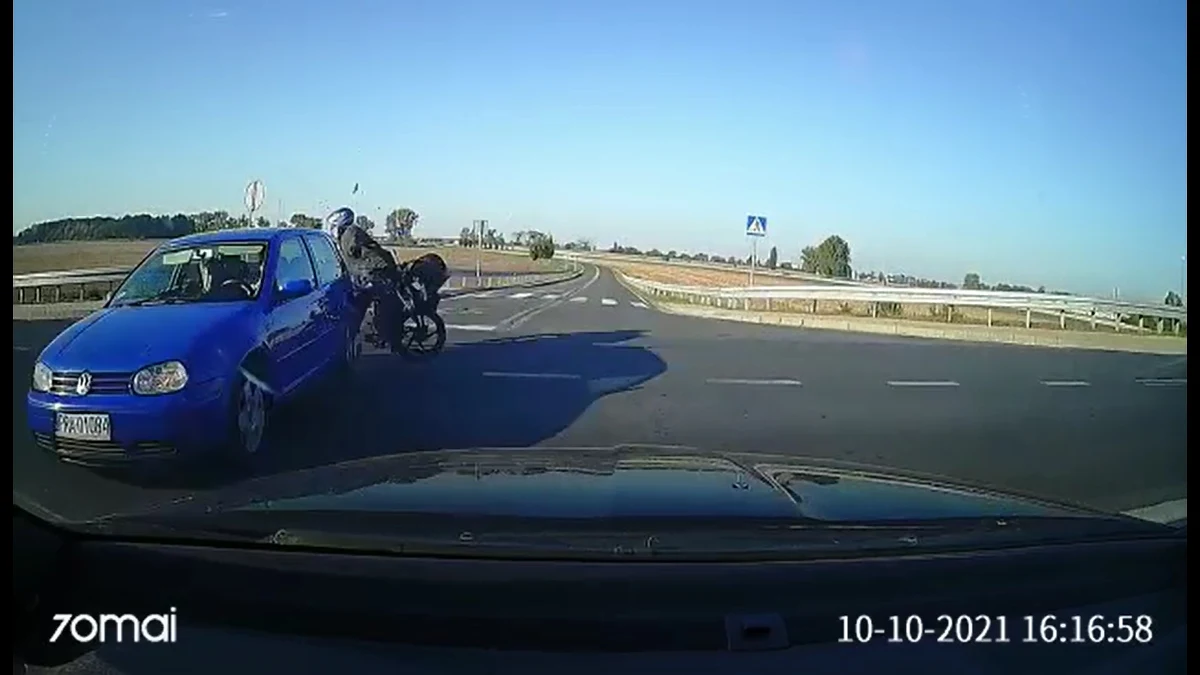 44-letni mieszkaniec Rawicza, który nie miał prawa jazdy, kierując golfem zajechał drogę motorowerzyście. Kierowca samochodu nie zastosował się do znaku stop.