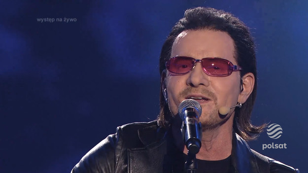 W najbliższym, szóstym już odcinku show „Twoja Twarz Brzmi Znajomo” Robert Janowski po raz kolejny w programie zachwyci wszystkich swoim wykonaniem utworu „One” zespołu U2.
Robert miał bardzo trudne zadanie, bo nie jest łatwo zmierzyć się legendą muzyki rockowej - Bono. Ale poradził sobie z tym zadaniem wyśmienicie! Świetna charakteryzacja, ruch sceniczny i barwa głosu – 100% Bono! Za ten występ aktor otrzymał od czwórki jury owacje na stojąco!
– Cudownie wykonana praca, niesamowita charyzma wokalna, niesamowite wzruszenie oglądając, jak trzymasz skupienie, jak trzymasz postać, jak tworzysz naprawdę charyzmatyczny występ. Nie sposób jest nie wstać po tak znakomitym występie w roli Bono – zachwyciła się Katarzyna Skrzynecka.
– To było niebywałe, jak bardzo ten Bono ciebie wchłonął, bo od pierwszego twojego wejścia, od pierwszego kroku zupełnie zniknąłeś za tą postacią. I głosowo, i postaciowo, i ruchy,  po prostu wszystko było dzisiaj na miejscu. Dla mnie to jest „ten” występ!  – dodała Małgorzata Walewska.  

Twoja Twarz Brzmi Znajomo już w ten piątek 15 października o godzinie 20:05 w Polsacie! 