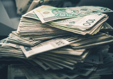 Znalazł przy drodze 100 tys. złotych. Wiemy, kto je zgubił